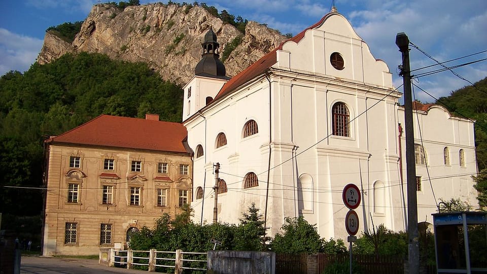 Le site de pèlerinage de Saint-Jean-sous-le-Rocher et l’église de la Naissance-de-Saint-Jean-Baptiste, l’église monolithe et la grotte Saint-Ivan, photo: ŠJů, CC BY-SA 3.0 Le site de pèlerinage de Saint-Jean-sous-le-Rocher et l’église de la Naissance-de-Saint-Jean-Baptiste, l’église monolithe et la grotte Saint-Ivan, photo: ŠJů, CC BY-SA 3.0