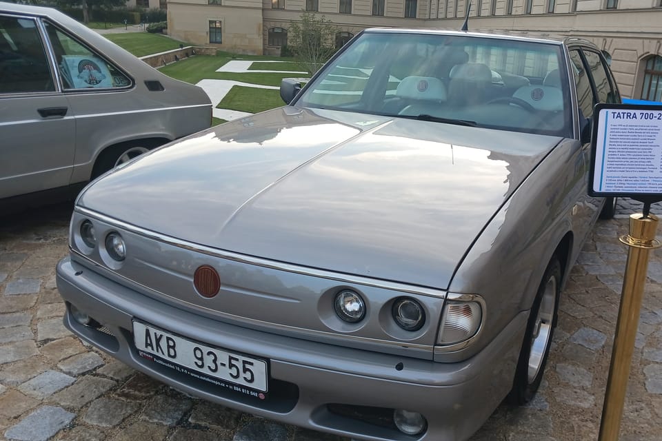 Tatra 700-2, la voiture préférée du Premier ministre Miloš Zeman (avec cendrier supplémentaire) | Photo: Lenka Žižková, Radio Prague Int. Tatra 700-2, la voiture préférée du Premier ministre Miloš Zeman (avec cendrier supplémentaire) | Photo: Lenka Žižková, Radio Prague Int.