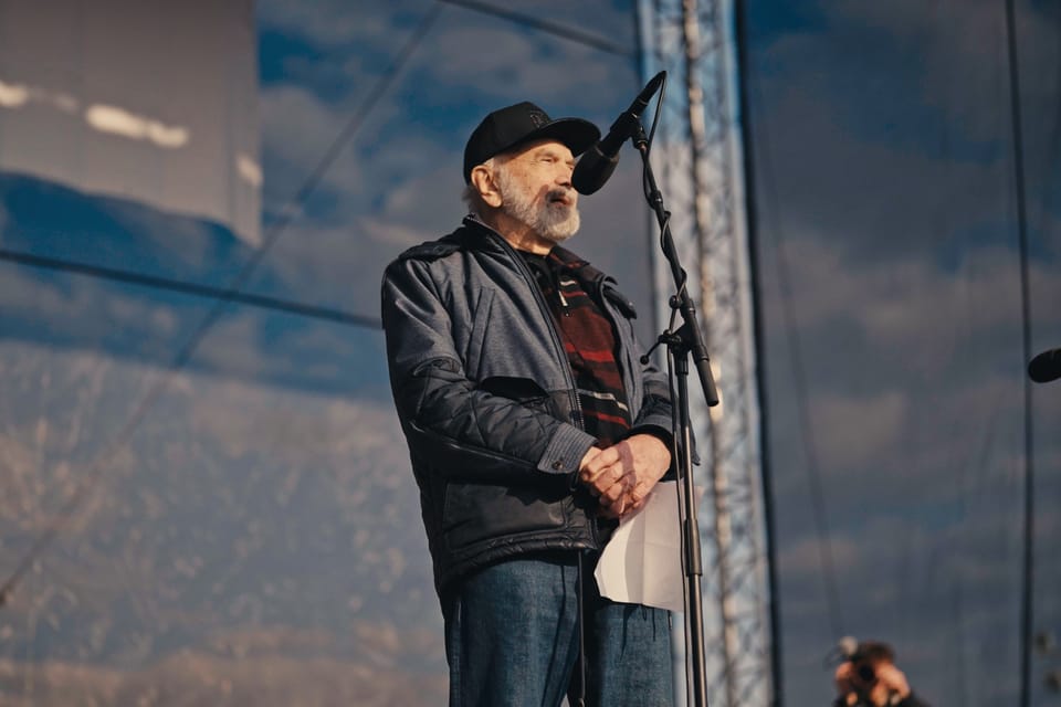 Zdeněk Svěrák au podium de la grande manifestation du 21 mars contre les projets de réforme de l’actuel gouvernement tchèque | Photo: Antoan Pepelanov, Radio Prague Int. Zdeněk Svěrák au podium de la grande manifestation du 21 mars contre les projets de réforme de l’actuel gouvernement tchèque | Photo: Antoan Pepelanov, Radio Prague Int.