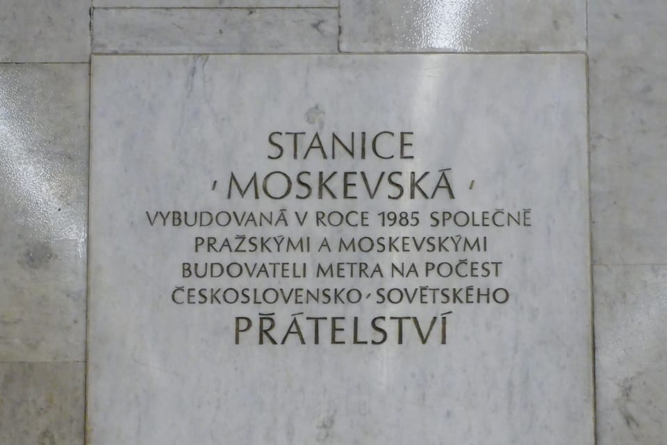 La plaque commémorative de la station de Moskvská en l'honneur de l'amitié tchécoslovaco-soviétique | Photo: Paul-Henri Perrain,  Radio Prague Int.