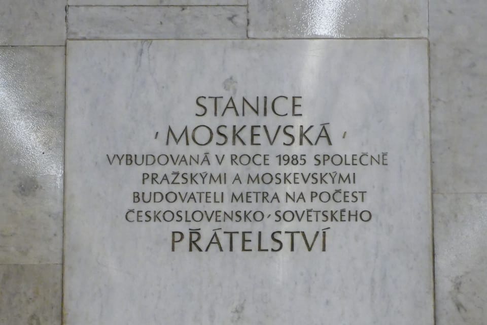La plaque commémorative de la station de Moskvská en l'honneur de l'amitié tchécoslovaco-soviétique | Photo: Paul-Henri Perrain, Radio Prague Int. La plaque commémorative de la station de Moskvská en l'honneur de l'amitié tchécoslovaco-soviétique | Photo: Paul-Henri Perrain, Radio Prague Int.