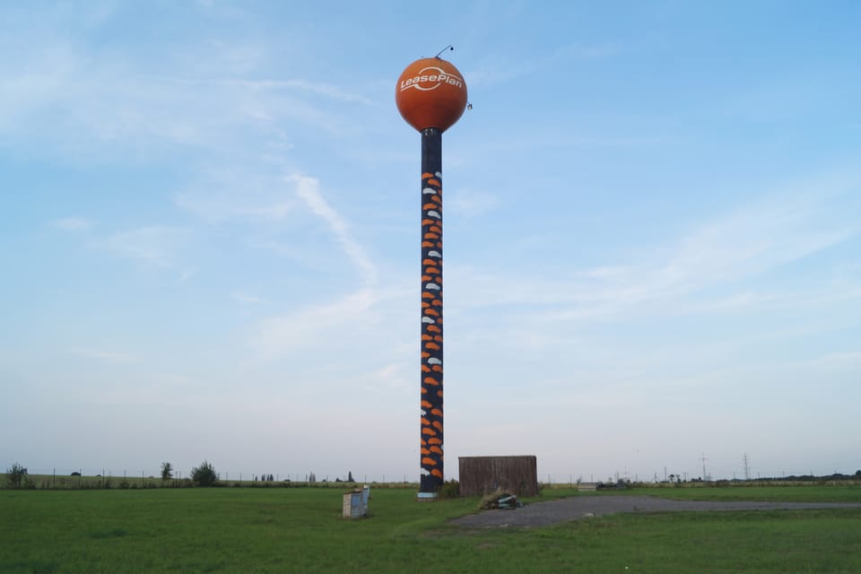 L'Aknaglobus est un type courant de réservoir d'eau qui a "inondé" la campagne tchécoslovaque pendant le socialisme. Il n'y en a qu'un seul à Prague, dans la banlieue de Horní Počernice. | Photo: Miloš Turek, Radio Prague Int. L'Aknaglobus est un type courant de réservoir d'eau qui a "inondé" la campagne tchécoslovaque pendant le socialisme. Il n'y en a qu'un seul à Prague, dans la banlieue de Horní Počernice. | Photo: Miloš Turek, Radio Prague Int.
