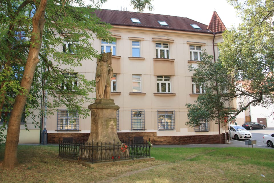Statue de saint Venceslas, plus grande que nature, située devant le domaine de Kavalírka dans le quartier de Košíře | Photo: Barbora Němcová, Radio Prague Int. Statue de saint Venceslas, plus grande que nature, située devant le domaine de Kavalírka dans le quartier de Košíře | Photo: Barbora Němcová, Radio Prague Int.