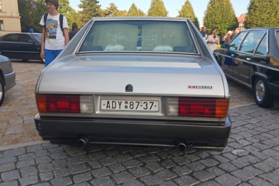 Le véhicule Tatra 613-4 LONG a servi au gouvernement dans les années quatre-vingt. | Photo: Lenka Žižková, Radio Prague Int. Le véhicule Tatra 613-4 LONG a servi au gouvernement dans les années quatre-vingt. | Photo: Lenka Žižková, Radio Prague Int.