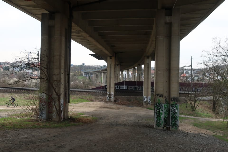 Le pont routier à Prague - Hloubětín | Photo: Štěpánka Budková, Radio Prague Int. Le pont routier à Prague - Hloubětín | Photo: Štěpánka Budková, Radio Prague Int.