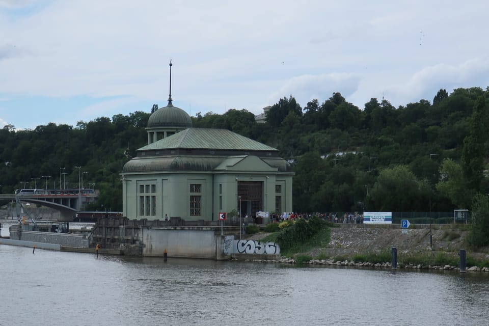 La centrale hydroélectrique de l‘année 1914 sur l’île de Štvanice | Photo: Štěpánka Budková, Radio Prague Int. La centrale hydroélectrique de l‘année 1914 sur l’île de Štvanice | Photo: Štěpánka Budková, Radio Prague Int.