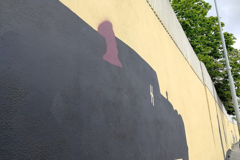 La grande peinture murale retraçant l'épopée de l'opération Anthropoid | Photo: Štěpánka Budková, Radio Prague Int. La grande peinture murale retraçant l'épopée de l'opération Anthropoid | Photo: Štěpánka Budková, Radio Prague Int.