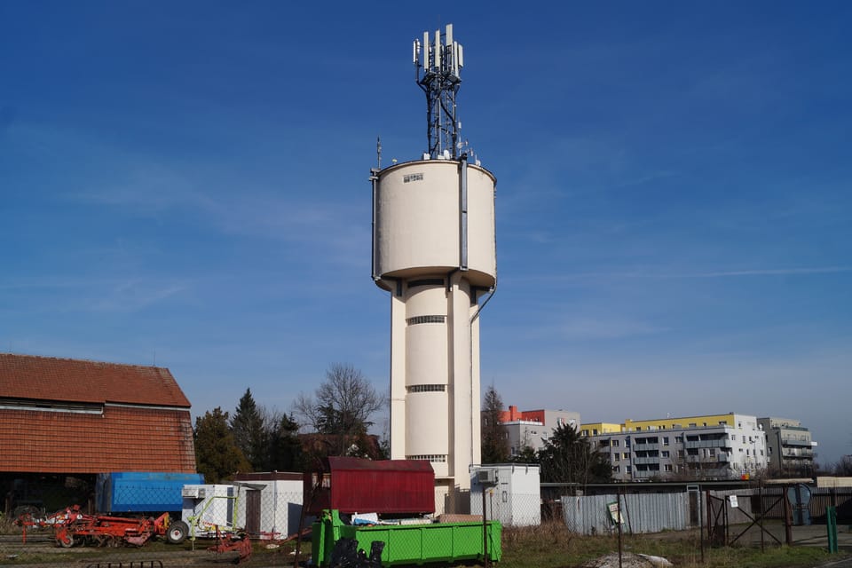 Un petit réservoir d'eau de 21 m de haut a été construit en 1963 dans les locaux de l'Institut de recherche sur la production animale à Uhříněves. | Photo: Miloš Turek, Radio Prague Int. Un petit réservoir d'eau de 21 m de haut a été construit en 1963 dans les locaux de l'Institut de recherche sur la production animale à Uhříněves. | Photo: Miloš Turek, Radio Prague Int.