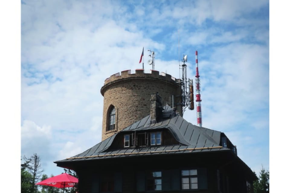 Le belvédère de Kleť , dans le territoire protégé de Blanský les (forêt de Blanský) : le plus ancien belvédère en pierre sur le territoire tchèque (construit en 1825) | Photo: Štěpánka Budková, Radio Prague Int. Le belvédère de Kleť , dans le territoire protégé de Blanský les (forêt de Blanský) : le plus ancien belvédère en pierre sur le territoire tchèque (construit en 1825) | Photo: Štěpánka Budková, Radio Prague Int.