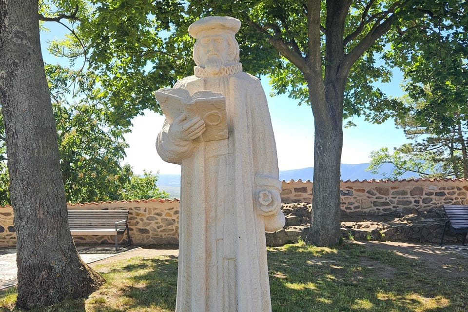 Statue d'Edward Kelley,  qui fut emprisonné contre son gré à Hněvín entre 1596 et 1597 | Photo: Štěpánka Budková,  Radio Prague Int.