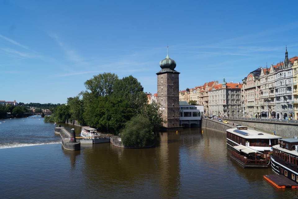 Le château d'eau de Šítka est le plus incliné de son genre dans toute la RT. Une couronne de béton armé empêche les fondations du bâtiment de s'incliner. La tour a servi de poste d'observation pour la StB, avec une vue sur l'appartement de Václav Havel. | Photo: Miloš Turek, Radio Prague Int. Le château d'eau de Šítka est le plus incliné de son genre dans toute la RT. Une couronne de béton armé empêche les fondations du bâtiment de s'incliner. La tour a servi de poste d'observation pour la StB, avec une vue sur l'appartement de Václav Havel. | Photo: Miloš Turek, Radio Prague Int.