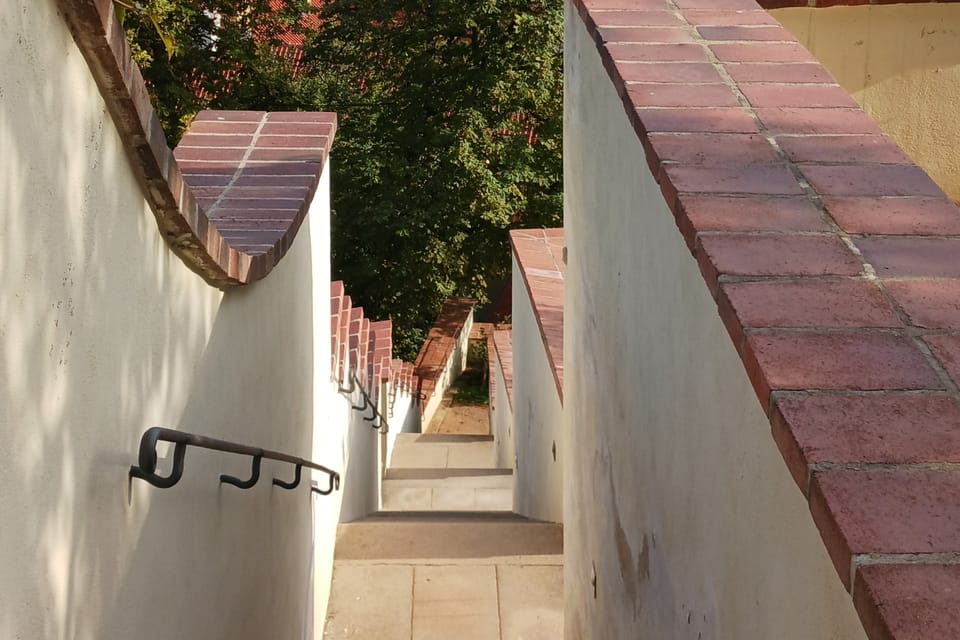 L'escalier entre les jardins Grand et Petit Pálffy | Photo: Lenka Žižková, Radio Prague Int. L'escalier entre les jardins Grand et Petit Pálffy | Photo: Lenka Žižková, Radio Prague Int.