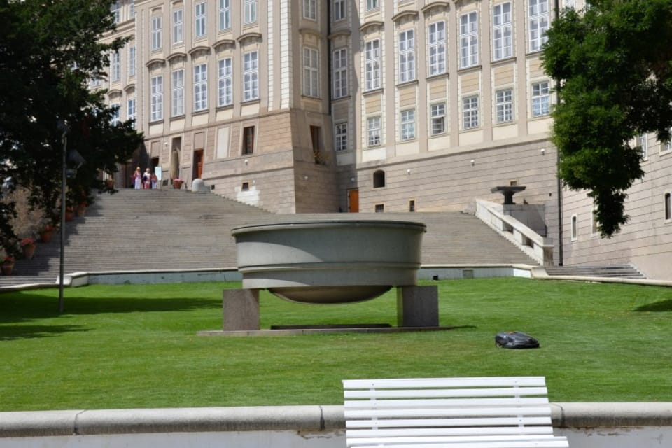 Le Jardin du Paradis consiste pour l’essentiel en une volée d'escaliers permettant de rejoindre le Jardin sur les remparts; une énorme vasque monolithique de granit accueille le visiteur au pied d’un monumental escalier. | Photo: Jolana Nováková, ČRo Le Jardin du Paradis consiste pour l’essentiel en une volée d'escaliers permettant de rejoindre le Jardin sur les remparts; une énorme vasque monolithique de granit accueille le visiteur au pied d’un monumental escalier. | Photo: Jolana Nováková, ČRo