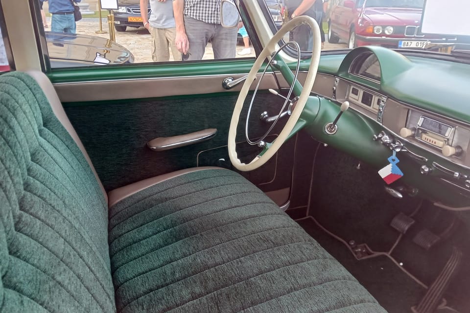 Le véhicule Tatra 603-1 a servi dans les années 1960 au ministère des Carburants et de l'Énergie | Photo: Lenka Žižková, Radio Prague International Le véhicule Tatra 603-1 a servi dans les années 1960 au ministère des Carburants et de l'Énergie | Photo: Lenka Žižková, Radio Prague International
