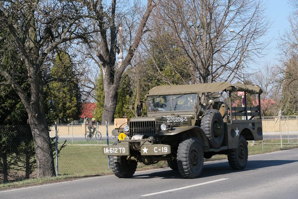 Convoi de véhicules militaires historiques à l'occasion du 80e anniversaire de la libération et commémoration des raids aériens sur Prague en 1945 | Photo: Bohumil Šimčík, Radio Prague Int. Convoi de véhicules militaires historiques à l'occasion du 80e anniversaire de la libération et commémoration des raids aériens sur Prague en 1945 | Photo: Bohumil Šimčík, Radio Prague Int.