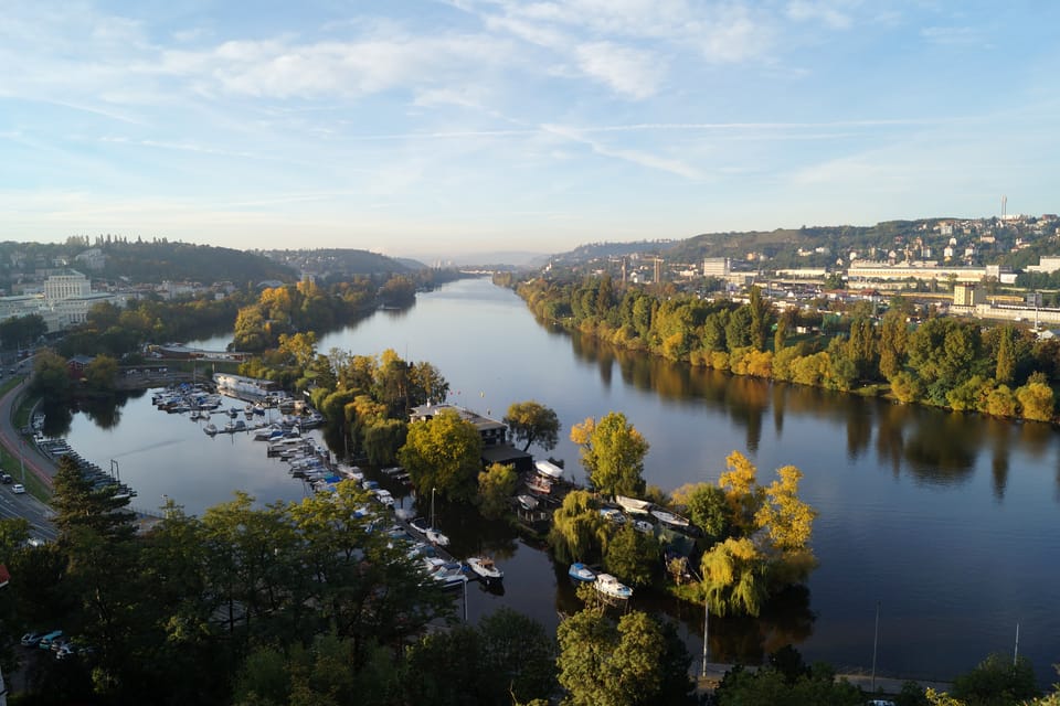 Les bastions qui s’en dégagent offrent des vues imprenables sur la rivière entre Podolí et Smíchov, avec l’île Veslařský entre les deux berges | Photo: Miloš Turek, Radio Prague Int. Les bastions qui s’en dégagent offrent des vues imprenables sur la rivière entre Podolí et Smíchov, avec l’île Veslařský entre les deux berges | Photo: Miloš Turek, Radio Prague Int.