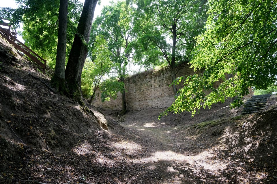 Un mur de fortification du château | Photo: Štěpánka Budková, Radio Prague Int. Un mur de fortification du château | Photo: Štěpánka Budková, Radio Prague Int.