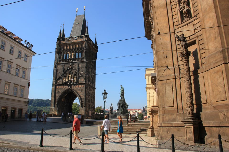 Colonne à pampres de vigne sur la place Křižovnické náměstí avec une statue de saint Venceslas | Photo: Barbora Němcová,  Radio Prague Int.