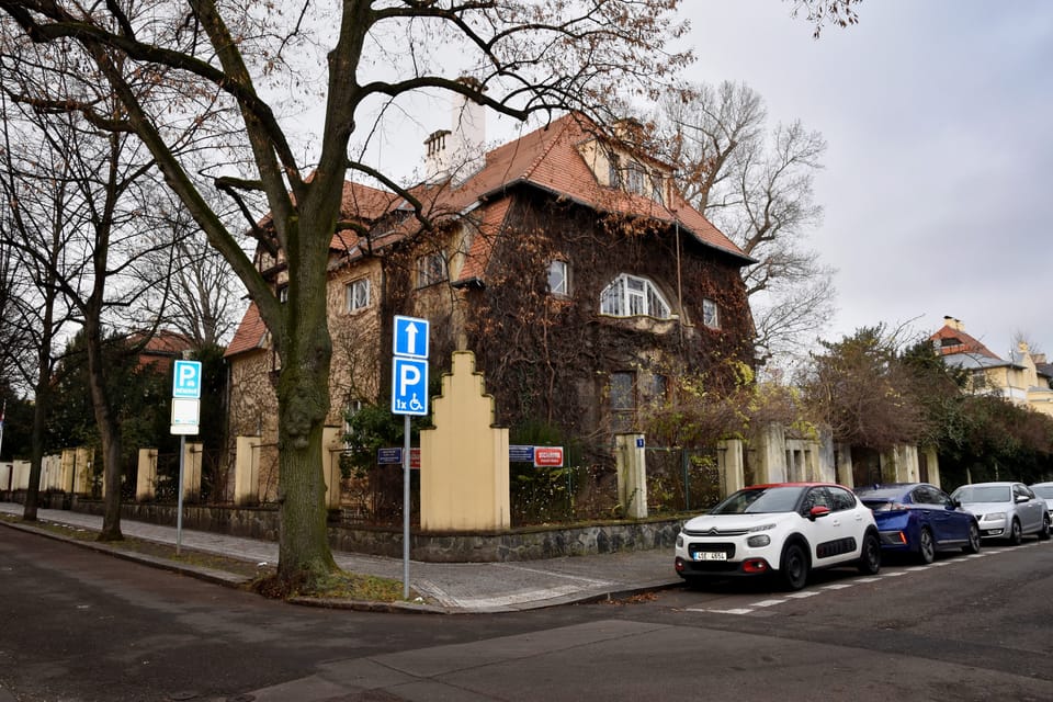 Un bâtiment rattaché à la maison d’habitation et servant initialement d’atelier en a été séparé en 1926-1928,  et transformé en maison d’habitation. | Photo: Barbora Němcová,  Radio Prague Int.
