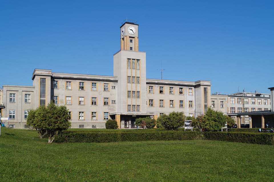 L'institut de protection sociale des foyers Masaryk dans le quartier de Krč a été progressivement transformé en hôpital Thomayer. La zone d'entrée est dominée par une tour d'horloge dans le bâtiment du siège, qui abritait autrefois un réservoir d'eau. | Photo: Miloš Turek, Radio Prague Int. L'institut de protection sociale des foyers Masaryk dans le quartier de Krč a été progressivement transformé en hôpital Thomayer. La zone d'entrée est dominée par une tour d'horloge dans le bâtiment du siège, qui abritait autrefois un réservoir d'eau. | Photo: Miloš Turek, Radio Prague Int.