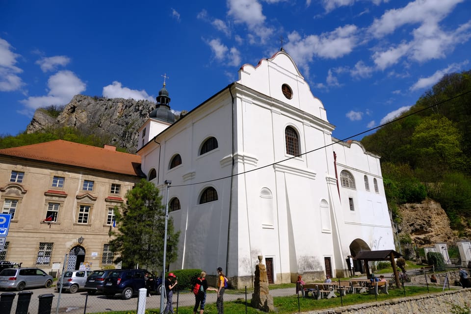 L’église Saint-Jean-Baptiste avec le cloître | Photo: Štěpánka Budková, Radio Prague Int. L’église Saint-Jean-Baptiste avec le cloître | Photo: Štěpánka Budková, Radio Prague Int.