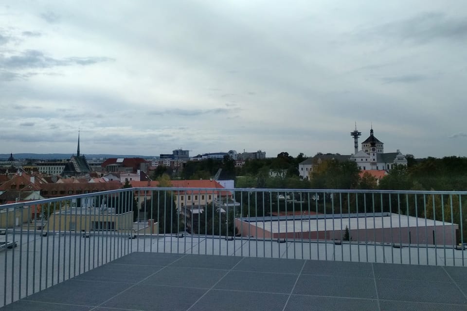 Vue sur la ville depuis la terrasse de la galerie | Photo: Anaïs Raimbault,  Radio Prague Int.