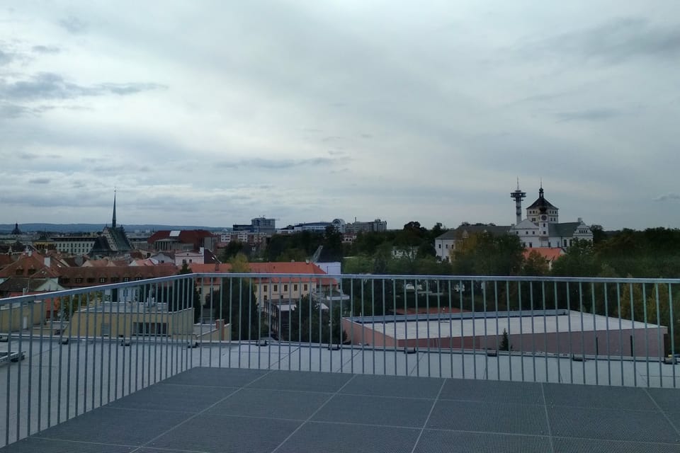 Vue sur la ville depuis la terrasse de la galerie | Photo: Anaïs Raimbault, Radio Prague Int. Vue sur la ville depuis la terrasse de la galerie | Photo: Anaïs Raimbault, Radio Prague Int.
