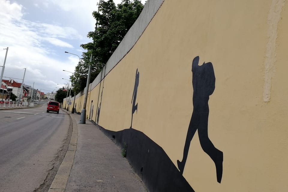 La grande peinture murale retraçant l'épopée de l'opération Anthropoid | Photo: Štěpánka Budková, Radio Prague Int. La grande peinture murale retraçant l'épopée de l'opération Anthropoid | Photo: Štěpánka Budková, Radio Prague Int.