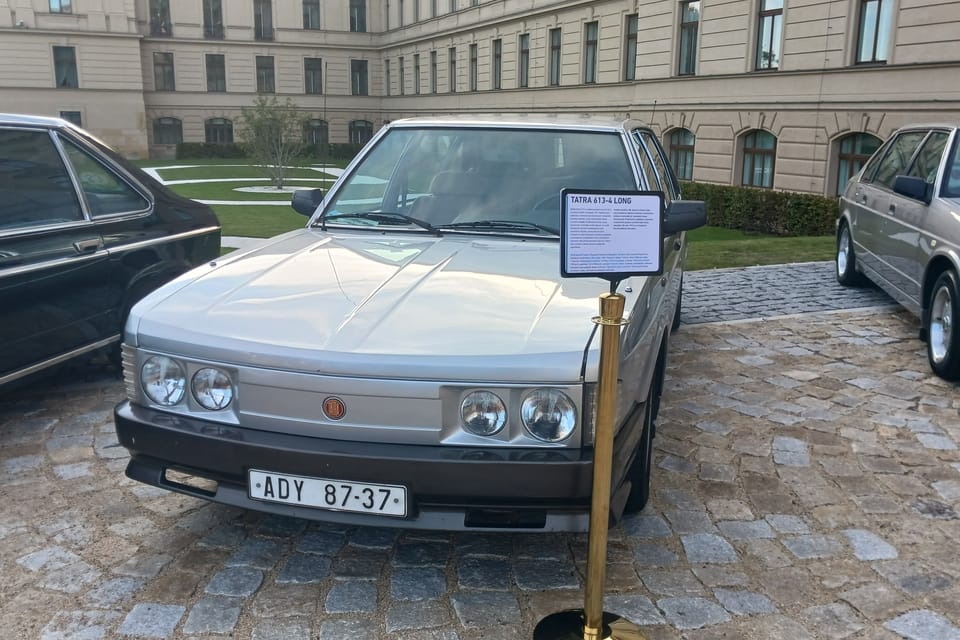 Le véhicule Tatra 613-4 LONG a servi au gouvernement dans les années quatre-vingt. | Photo: Lenka Žižková, Radio Prague Int. Le véhicule Tatra 613-4 LONG a servi au gouvernement dans les années quatre-vingt. | Photo: Lenka Žižková, Radio Prague Int.