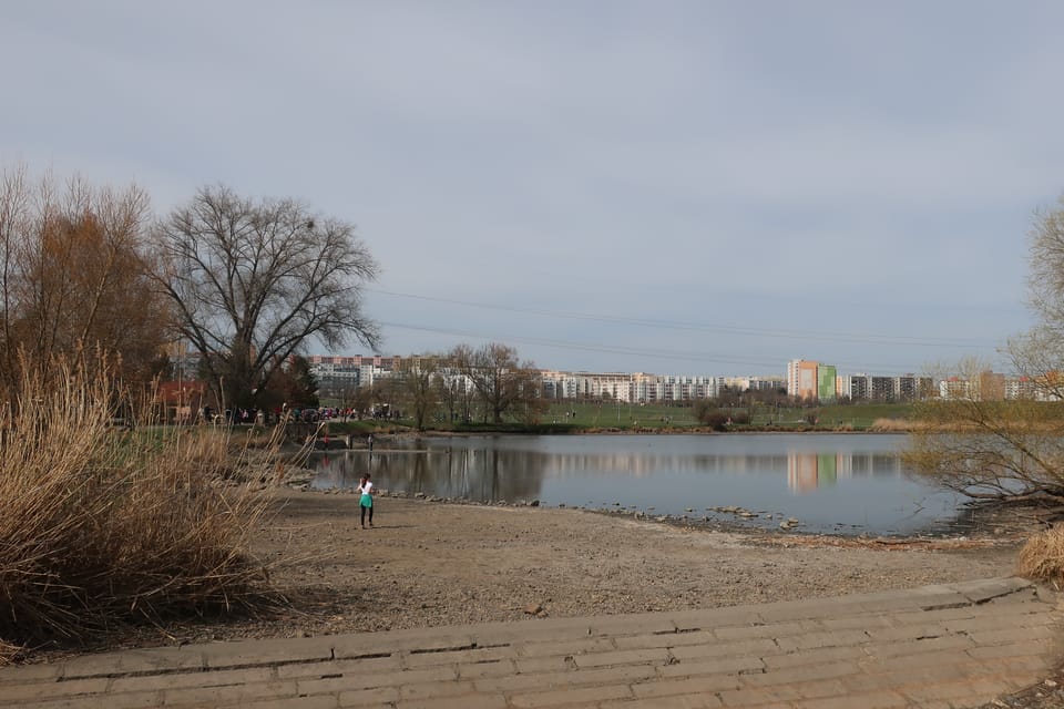 L’étang Martiňák (Čeněk) à Prague - Dolní Počernice avec un HLM de Černý Most au second plan | Photo: Štěpánka Budková, Radio Prague Int. L’étang Martiňák (Čeněk) à Prague - Dolní Počernice avec un HLM de Černý Most au second plan | Photo: Štěpánka Budková, Radio Prague Int.