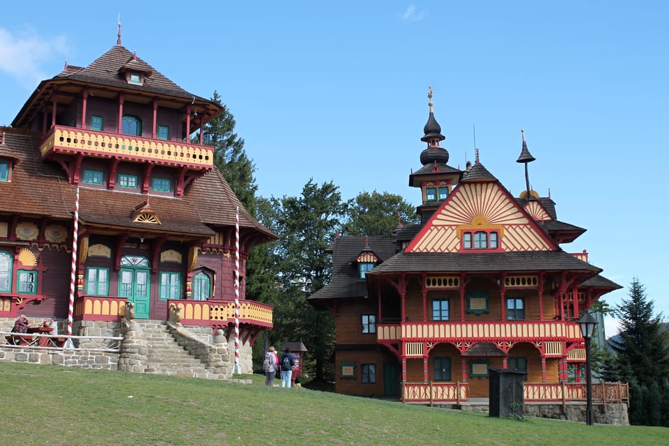 Les chalets de Libušín et Maměnka par l’architect Dušan Jurkovič à Pustevny, dans les Beskides | Photo: Ondřej Tomšů, Radio Prague Int. Les chalets de Libušín et Maměnka par l’architect Dušan Jurkovič à Pustevny, dans les Beskides | Photo: Ondřej Tomšů, Radio Prague Int.