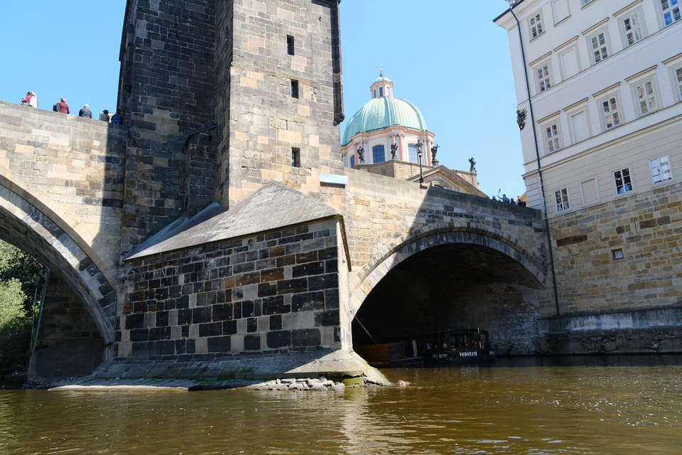 Le port sous le pont Charles | Photo: Bohumil Šimčík, Radio Prague Int. Le port sous le pont Charles | Photo: Bohumil Šimčík, Radio Prague Int.