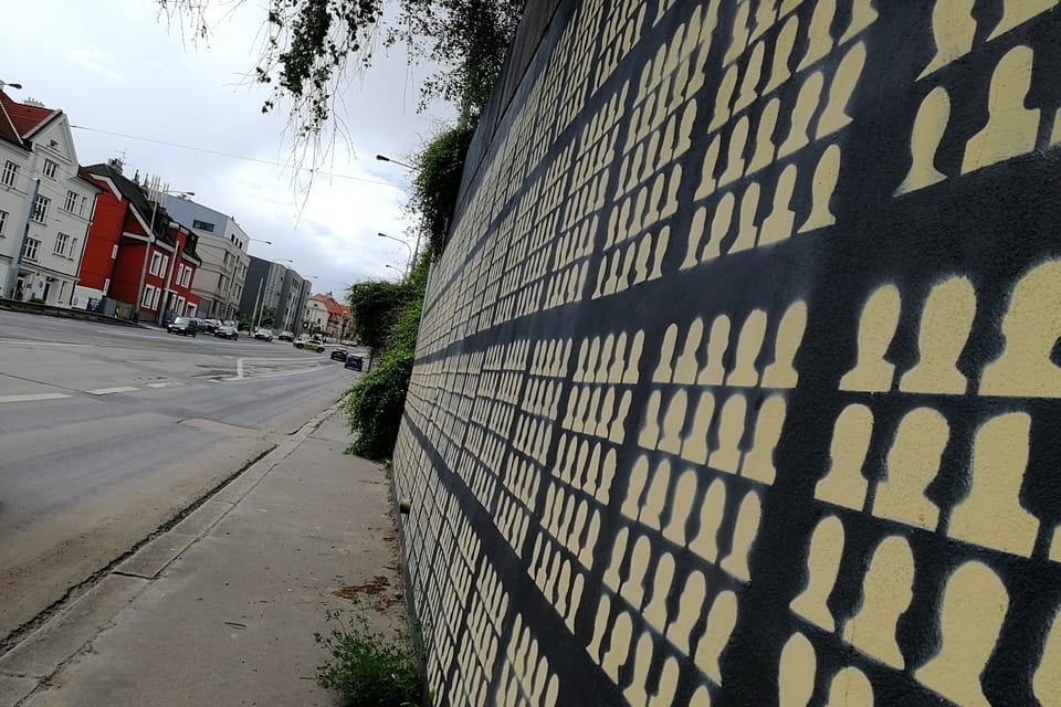 La grande peinture murale retraçant l'épopée de l'opération Anthropoid | Photo: Štěpánka Budková, Radio Prague Int. La grande peinture murale retraçant l'épopée de l'opération Anthropoid | Photo: Štěpánka Budková, Radio Prague Int.