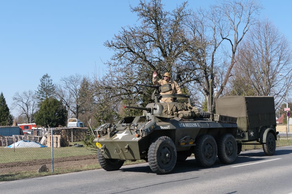 Convoi de véhicules militaires historiques à l'occasion du 80e anniversaire de la libération et commémoration des raids aériens sur Prague en 1945 | Photo: Bohumil Šimčík, Radio Prague Int. Convoi de véhicules militaires historiques à l'occasion du 80e anniversaire de la libération et commémoration des raids aériens sur Prague en 1945 | Photo: Bohumil Šimčík, Radio Prague Int.