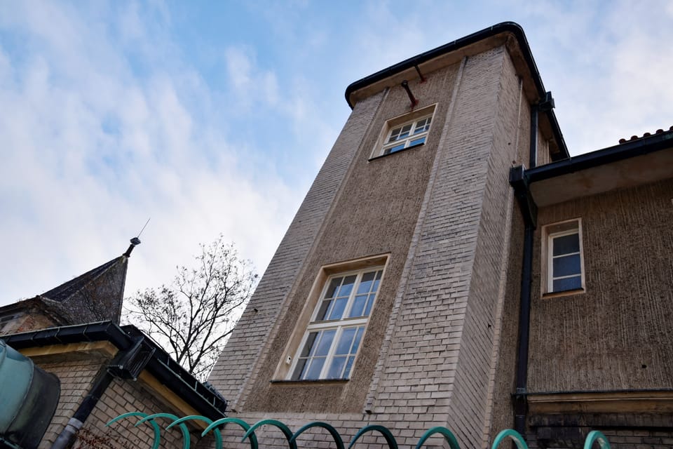 Elle est en effet caractérisée par une masse simple décorée uniquement de matériaux de surface (briques blanches et plâtre gratté). | Photo: Barbora Němcová, Radio Prague Int. Elle est en effet caractérisée par une masse simple décorée uniquement de matériaux de surface (briques blanches et plâtre gratté). | Photo: Barbora Němcová, Radio Prague Int.