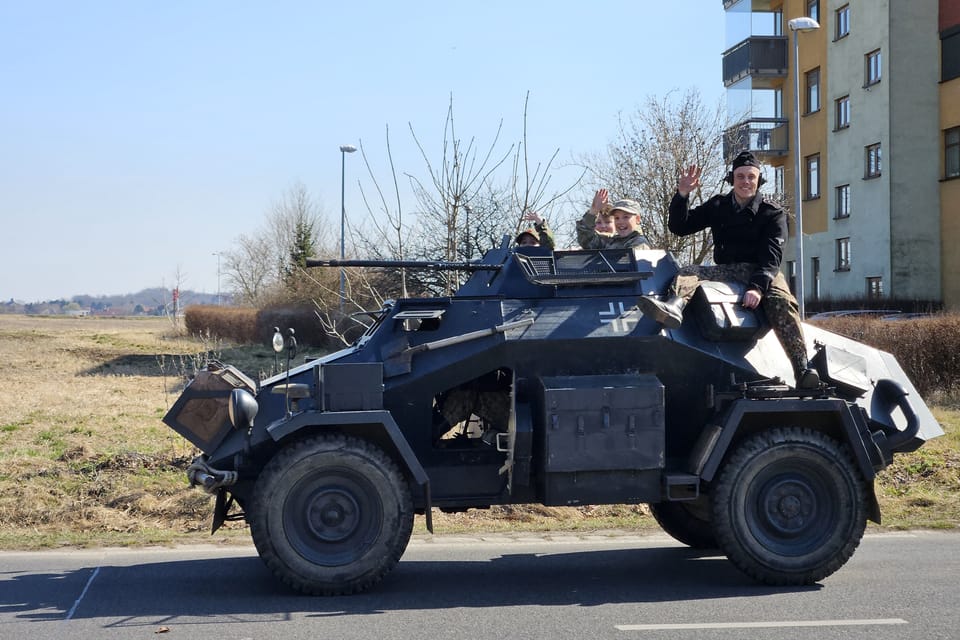 Convoi de véhicules militaires historiques à l'occasion du 80e anniversaire de la libération et commémoration des raids aériens sur Prague en 1945 | Photo: Štěpánka Budková, Radio Prague Int. Convoi de véhicules militaires historiques à l'occasion du 80e anniversaire de la libération et commémoration des raids aériens sur Prague en 1945 | Photo: Štěpánka Budková, Radio Prague Int.