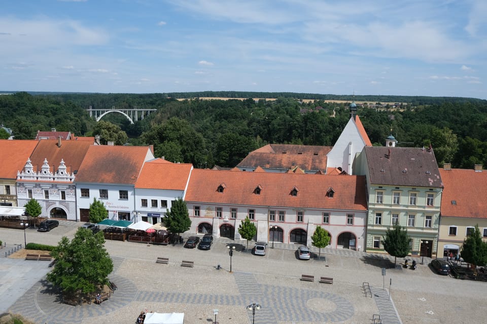 La place T. G. Masaryk avec le pont de l'Arc-en-ciel en arrière-plan | Photo: Štěpánka Budková,  Radio Prague Int.