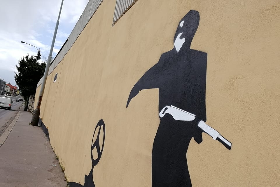La grande peinture murale retraçant l'épopée de l'opération Anthropoid | Photo: Štěpánka Budková, Radio Prague Int. La grande peinture murale retraçant l'épopée de l'opération Anthropoid | Photo: Štěpánka Budková, Radio Prague Int.