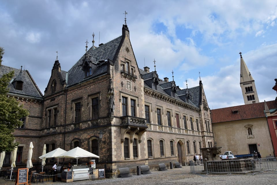 Statue de saint Venceslas au coin de la Nouvelle prévôté, sur la place Saint-Georges au Château de Prague | Photo: Barbora Němcová, Radio Prague Int. Statue de saint Venceslas au coin de la Nouvelle prévôté, sur la place Saint-Georges au Château de Prague | Photo: Barbora Němcová, Radio Prague Int.