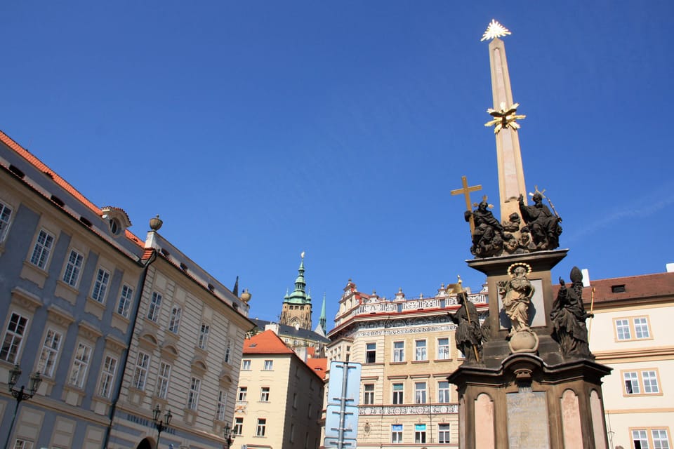 Colonne de la peste représentant la Trinité dans la partie supérieure de la place de Malá Strana | Photo: Barbora Němcová, Radio Prague Int. Colonne de la peste représentant la Trinité dans la partie supérieure de la place de Malá Strana | Photo: Barbora Němcová, Radio Prague Int.