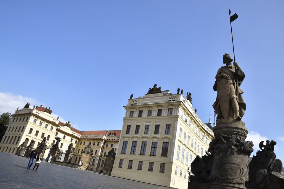 Statue de saint Venceslas  sur la rampe menant au Château de Prague. En raison de l’inclinaison de l’étendard de saint Venceslas,  la statue est parfois surnommée « le pêcheur ».  | Photo: Barbora Němcová,  Radio Prague Int.
