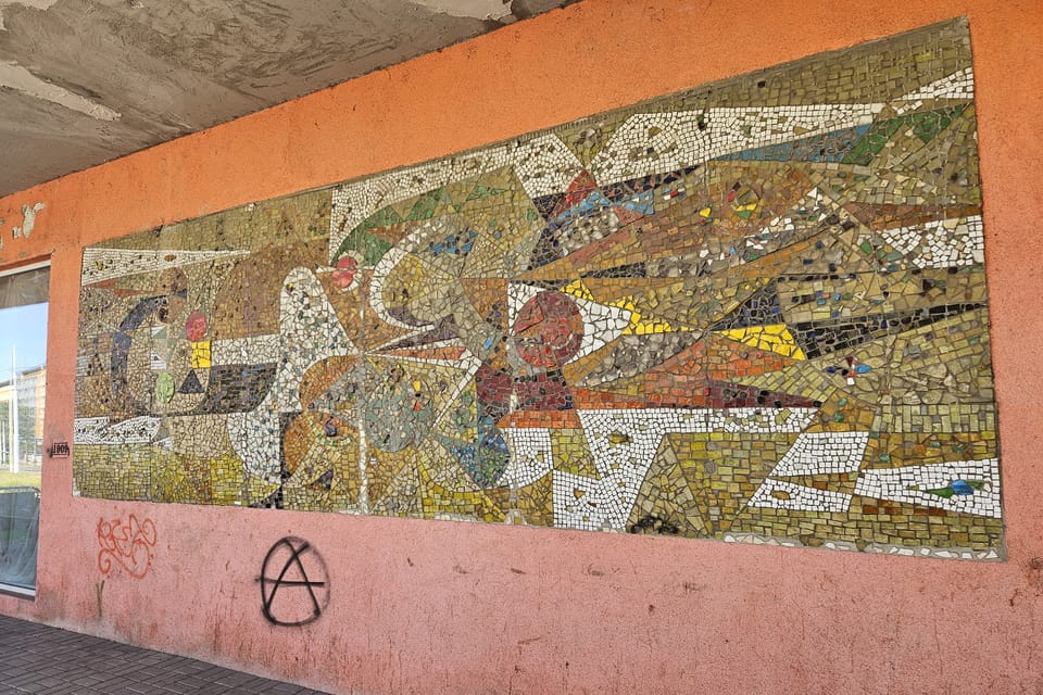Une mosaïque de l'époque communiste | Photo: Štěpánka Budková, Radio Prague Int. Une mosaïque de l'époque communiste | Photo: Štěpánka Budková, Radio Prague Int.