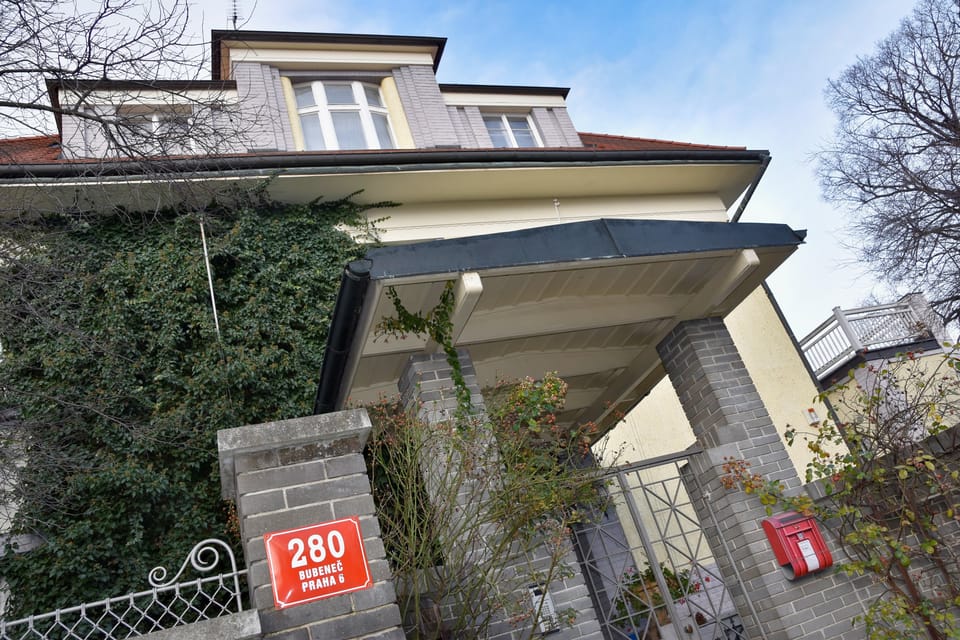 Située dans le quartier de Bubeneč et construite en 1907-1908, cette villa moderne présente de grandes lucarnes et des reliefs d’angle. | Photo: Barbora Němcová, Radio Prague Int. Située dans le quartier de Bubeneč et construite en 1907-1908, cette villa moderne présente de grandes lucarnes et des reliefs d’angle. | Photo: Barbora Němcová, Radio Prague Int.