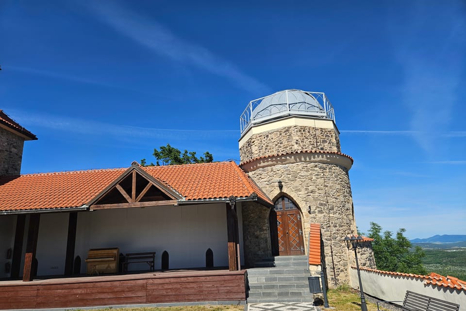 La scène culturelle de Hněvín et l'observatoire Antonín Bečvář | Photo: Štěpánka Budková, Radio Prague Int. La scène culturelle de Hněvín et l'observatoire Antonín Bečvář | Photo: Štěpánka Budková, Radio Prague Int.