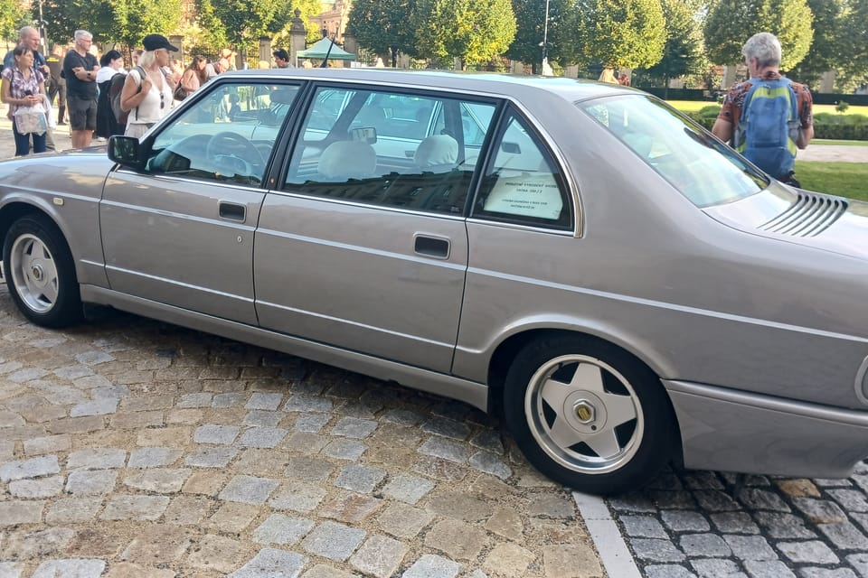 Tatra 700-2, la voiture préférée du Premier ministre Miloš Zeman (avec cendrier supplémentaire) | Photo: Lenka Žižková, Radio Prague Int. Tatra 700-2, la voiture préférée du Premier ministre Miloš Zeman (avec cendrier supplémentaire) | Photo: Lenka Žižková, Radio Prague Int.