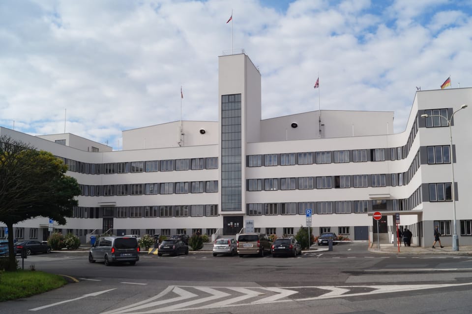 Le célèbre bâtiment fonctionnaliste abritant les studios Barrandov 1 et 2 est la première chose que les visiteurs voient lorsqu'ils arrivent aux studios de cinéma. En son centre se trouve une tour de verre, construite pour abriter un réservoir d'eau. | Photo: Miloš Turek, Radio Prague Int. Le célèbre bâtiment fonctionnaliste abritant les studios Barrandov 1 et 2 est la première chose que les visiteurs voient lorsqu'ils arrivent aux studios de cinéma. En son centre se trouve une tour de verre, construite pour abriter un réservoir d'eau. | Photo: Miloš Turek, Radio Prague Int.