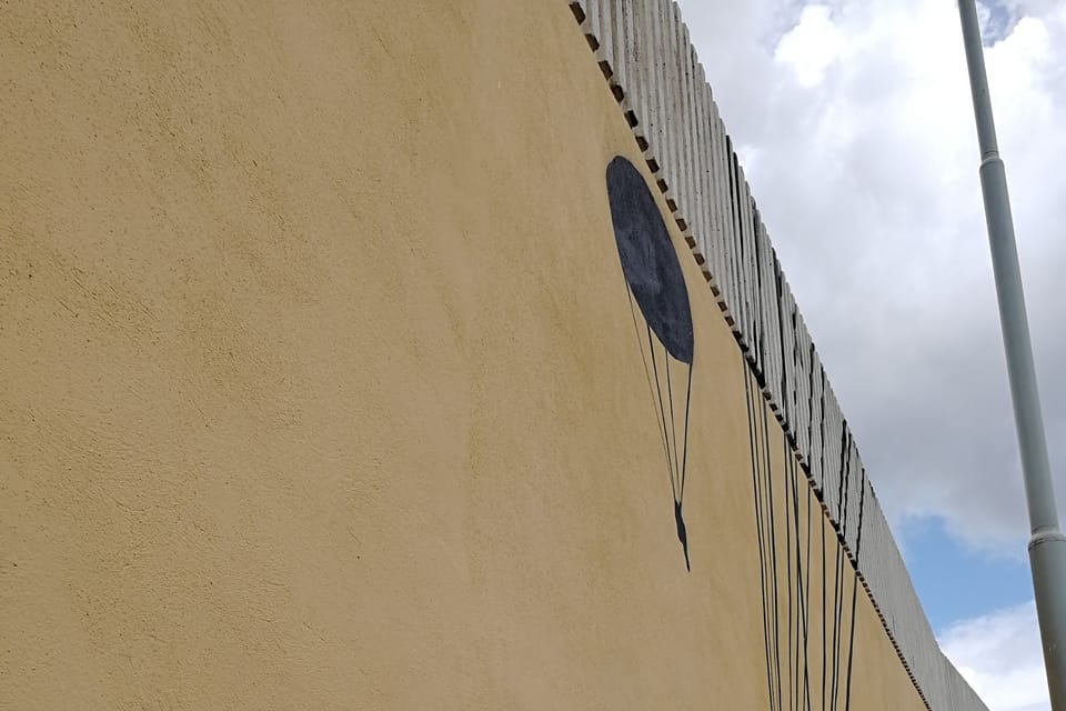 La grande peinture murale retraçant l'épopée de l'opération Anthropoid | Photo: Štěpánka Budková, Radio Prague Int. La grande peinture murale retraçant l'épopée de l'opération Anthropoid | Photo: Štěpánka Budková, Radio Prague Int.