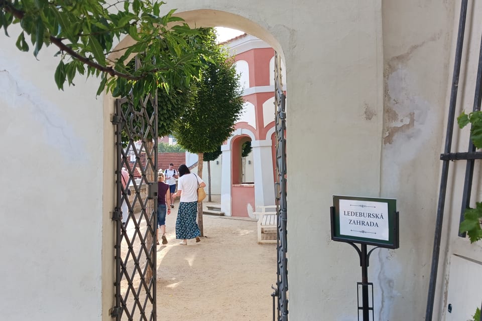 Le portail entre les jardins Petit Pálffy et Ledebour | Photo: Lenka Žižková, Radio Prague Int. Le portail entre les jardins Petit Pálffy et Ledebour | Photo: Lenka Žižková, Radio Prague Int.