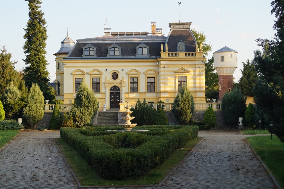 Le château d'eau de la villa de Ferdinand Böhm à Prague-Uhříněves date du début du XXe siècle. La villa voisine est un petit manuel d'histoire - elle a progressivement appartenu à la noblesse, à la banque, à la Gestapo, à l'État et sert d'hôtel. | Photo: Miloš Turek, Radio Prague Int. Le château d'eau de la villa de Ferdinand Böhm à Prague-Uhříněves date du début du XXe siècle. La villa voisine est un petit manuel d'histoire - elle a progressivement appartenu à la noblesse, à la banque, à la Gestapo, à l'État et sert d'hôtel. | Photo: Miloš Turek, Radio Prague Int.