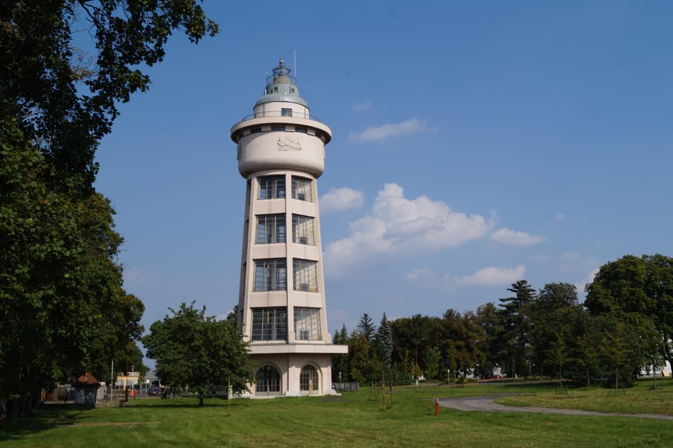 Le phare et le château d'eau de Prague-Kbely sont devenus l'emblème du quartier. Jusqu'au milieu des années 1960,  il guidait les pilotes d'avion jusqu'à 80 kilomètres de distance. En même temps,  il stockait l'eau utilitaire dans un réservoir. | Photo: Miloš Turek,  Radio Prague Int.